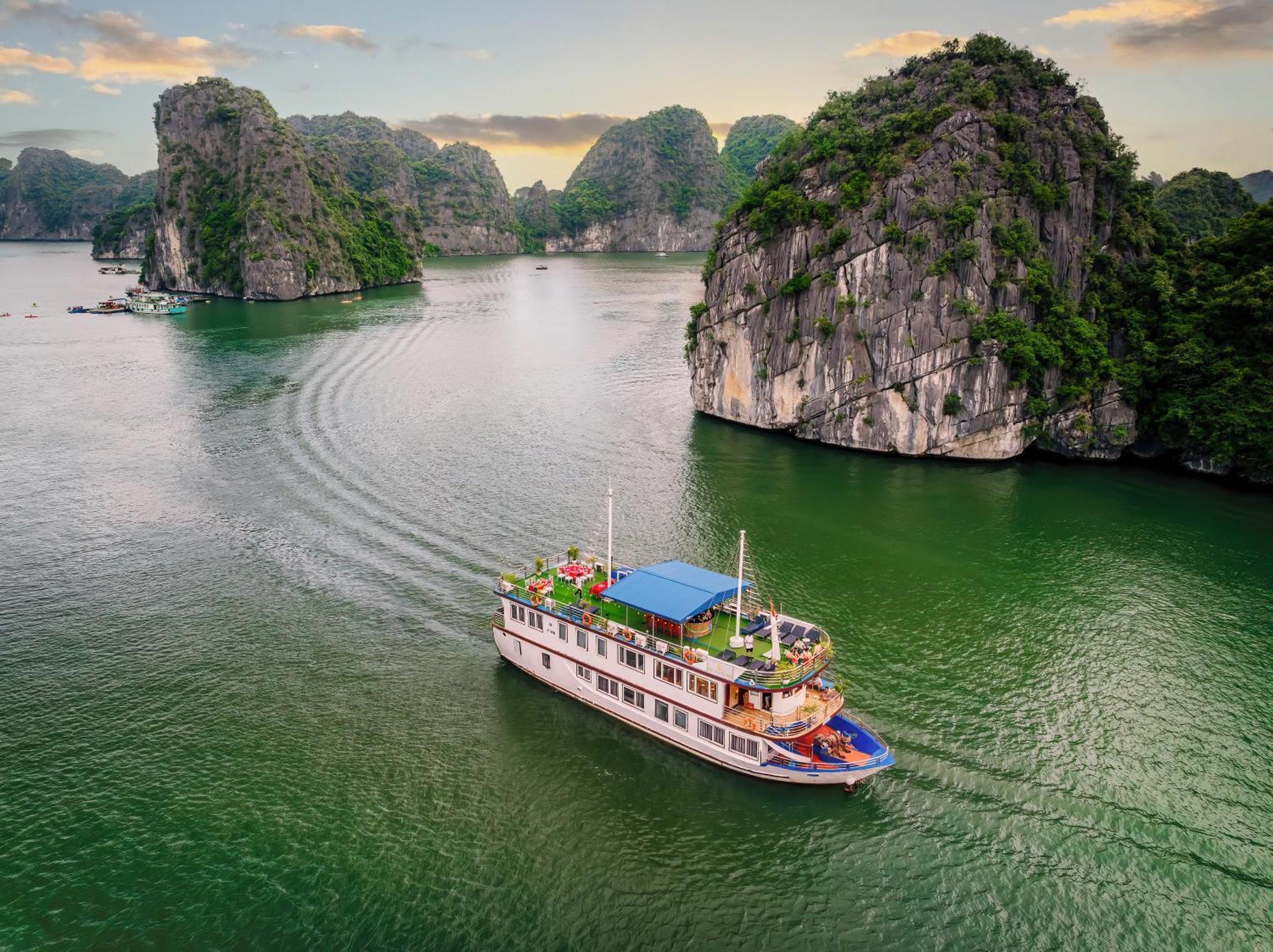 Hotel Sunlight Cruise Ha Long Esterno foto